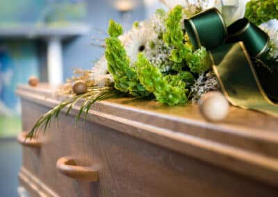 cofano di legno con decorazione floreale